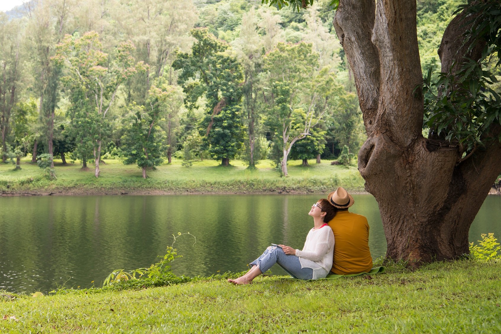 couple-relaxing-by-lake-under-a-tree-2026-01-07-00-31-31-utc