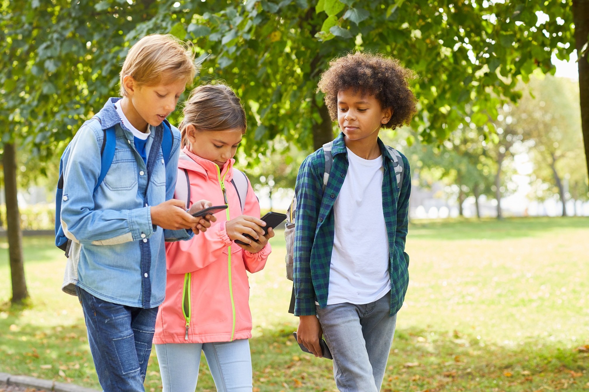 school-children-with-mobile-phones-2026-01-08-00-15-20-utc