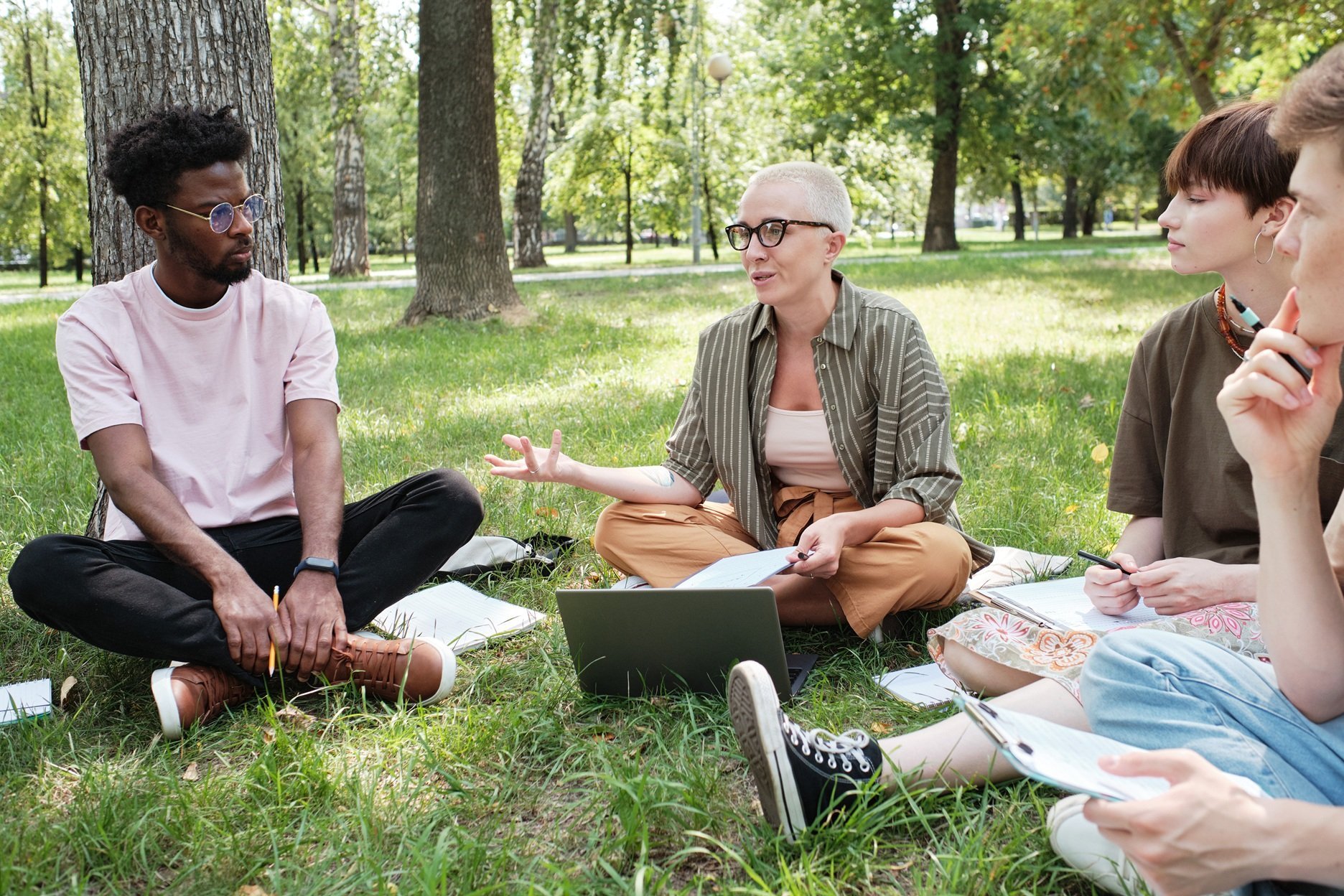 students-collaborating-outdoors-on-college-campus-2026-01-08-00-15-13-utc