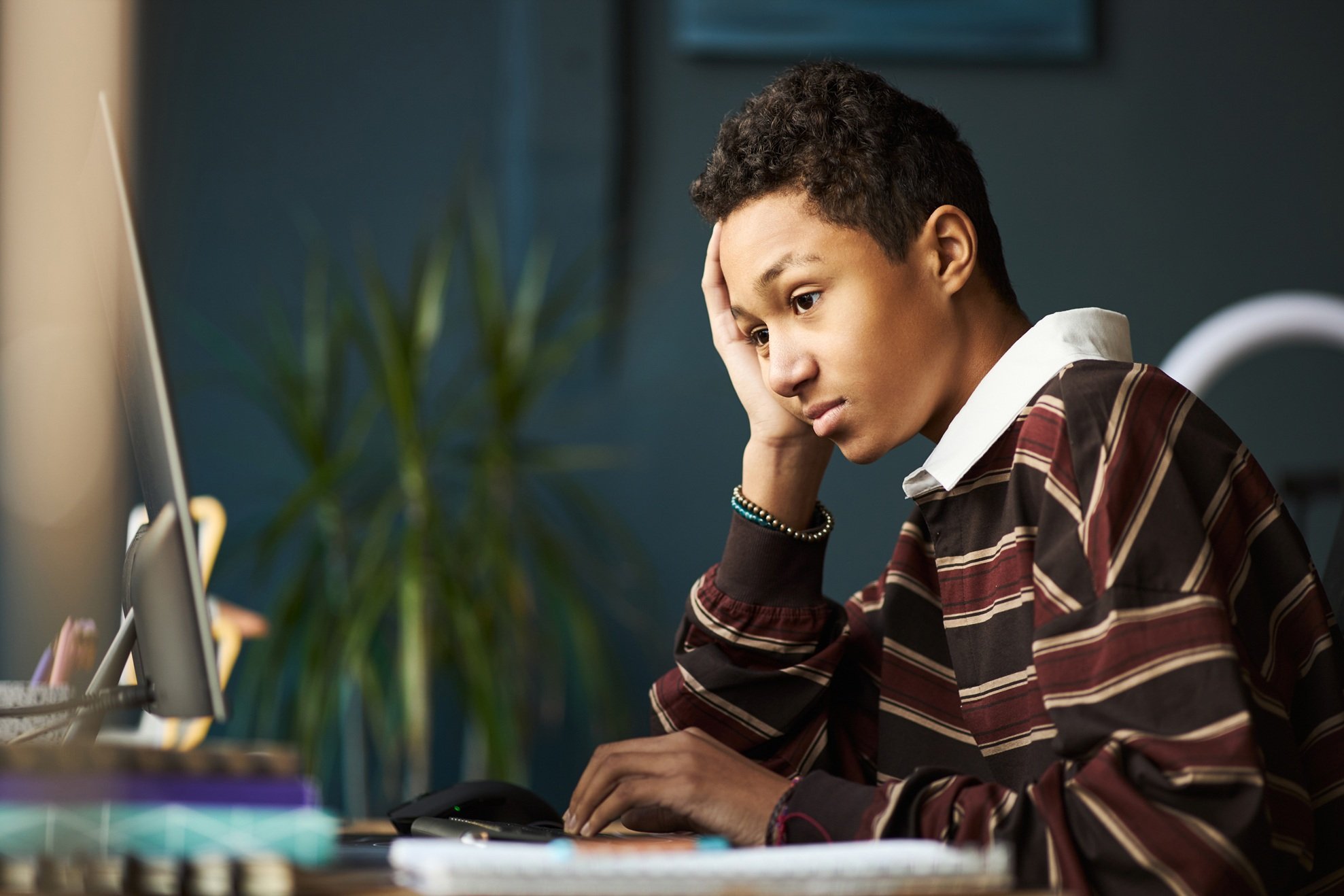 teen-with-worried-expression-using-computer-at-hom-2026-01-11-10-54-33-utc