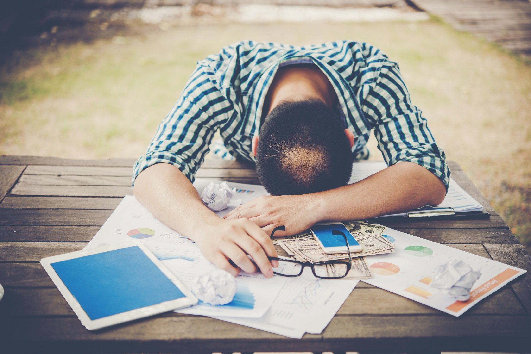 tired-working-man-sleeping-at-the-workplace-full-o-2026-03-26-07-18-22-utc