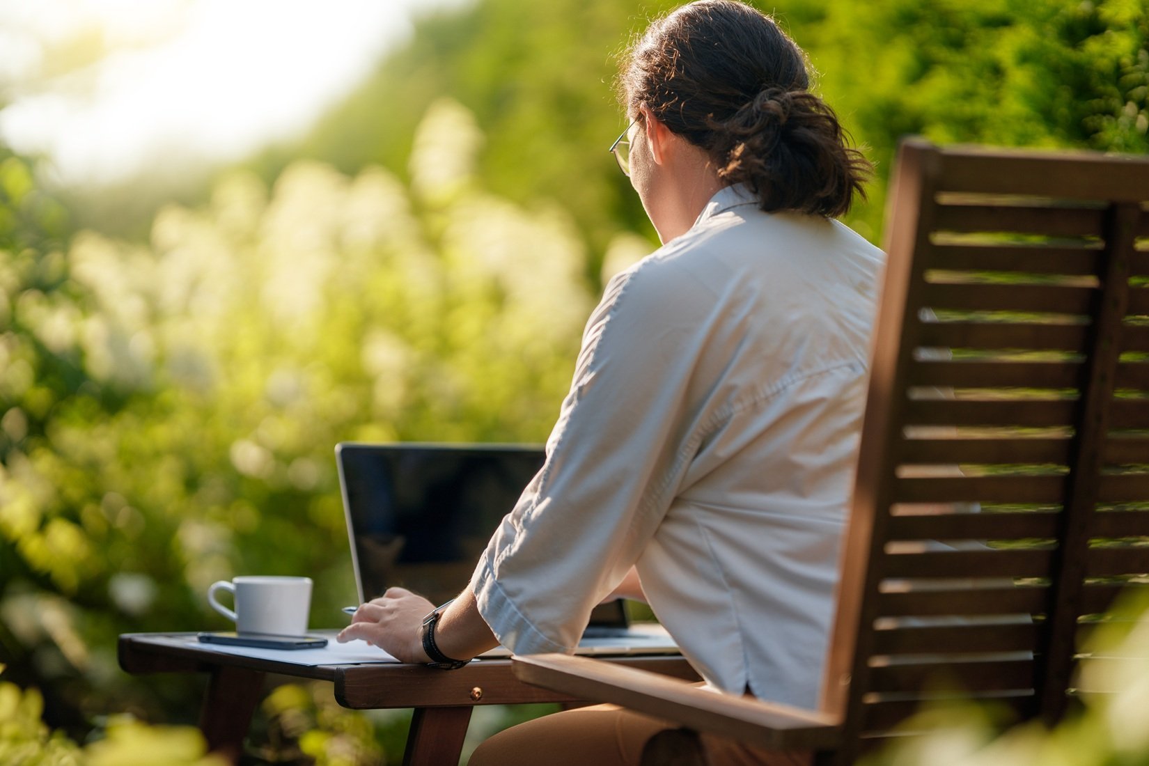 woman-works-on-laptop-in-the-summer-garden-2026-03-11-01-03-04-utc