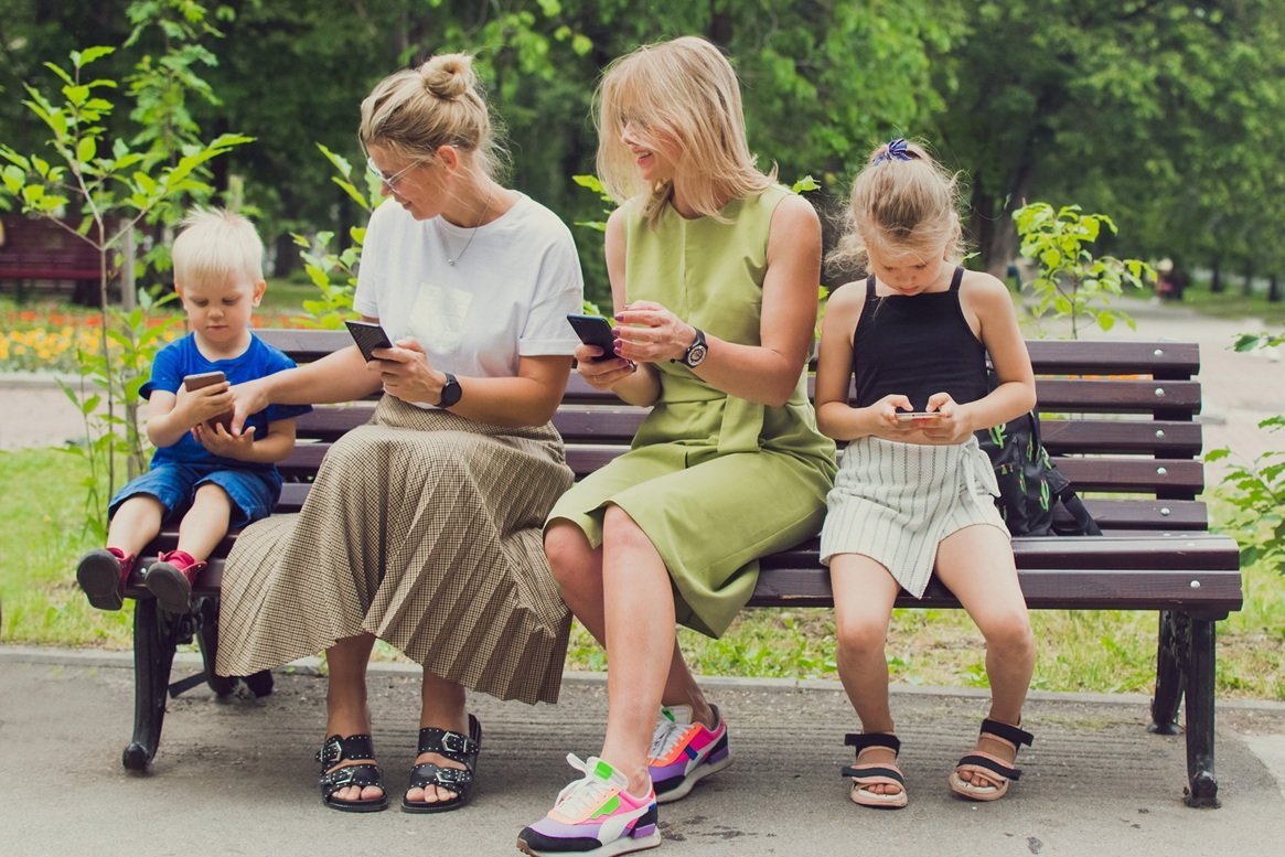 women-and-kids-with-smartphone-outdoors-2026-01-09-00-07-58-utc